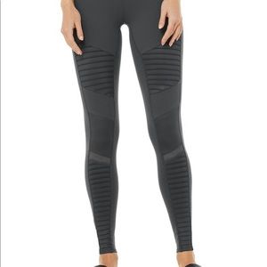 NWOT Alo Motto leggings!